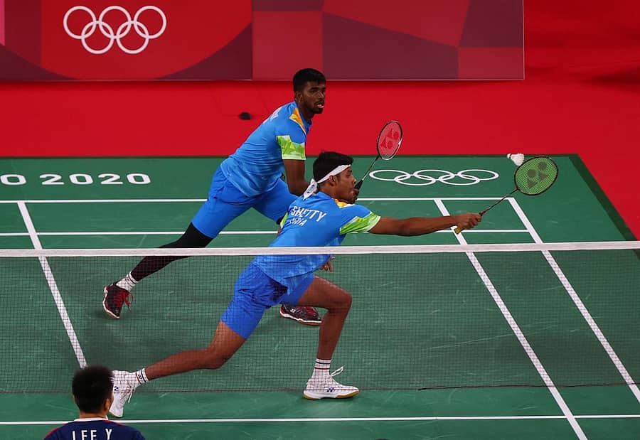 ಚಿರಾಗ್‌ ಶೆಟ್ಟಿ ಷಟಲ್‌ ಹಿಂತಿರುಗಿಸಲು ಪ್ರಯತ್ನಿಸಿದರು. ಸಾತ್ವಿಕ್‌ ಸಾಯಿರಾಜ್‌ (ಹಿಂಬದಿ) ಇದ್ದಾರೆ –ರಾಯಿಟರ್ಸ್‌ ಚಿತ್ರ