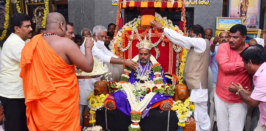 ಬ್ಯಾಡಗಿ ತಾಲ್ಲೂಕಿನ ಕಾಗಿನೆಲೆ ಕನಕ ಗುರು ಪೀಠದ ಜಗದ್ಗುರು ನಿರಂಜನಾನಂದಪುರಿ ಸ್ವಾಮೀಜಿ ಅವರನ್ನು ಗುರುಪೂರ್ಣಿಮೆ ನಿಮಿತ್ಯ ಭಕ್ತರು ಸನ್ಮಾನಿಸಿದರು