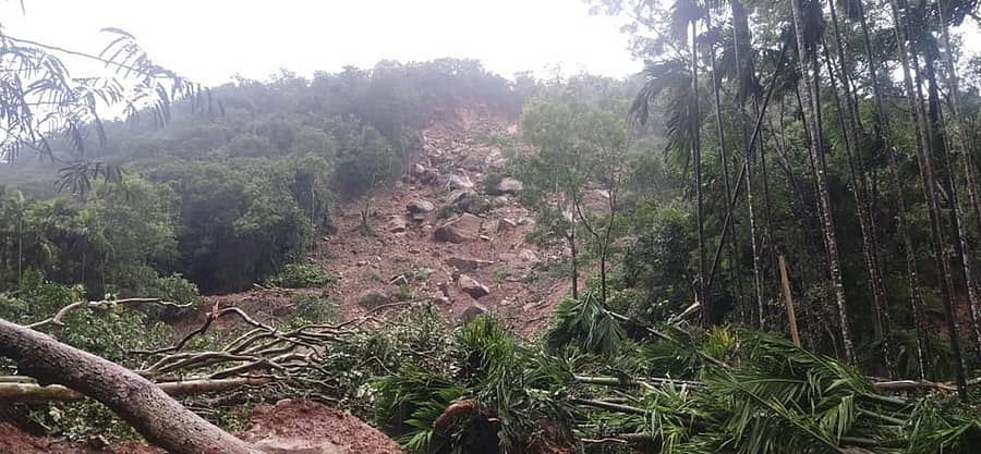 ತೀರ್ಥಹಳ್ಳಿ ತಾಲ್ಲೂಕು ನೆರಟೂರು ಗ್ರಾಮ ಪಂಚಾಯಿತಿ ವ್ಯಾಪ್ತಿಯ ಅಂಬಳಿಕೆ ಬಳಿಯ ಹುಲಿಗುಡ್ಡ ಜರುಗಿರುವುದು.