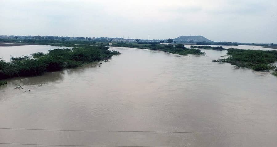 ನವಲಗುಂದ ಬಳಿ ಬೆಣ್ಣೆಹಳ್ಳ ಉಕ್ಕಿ ಹರಿದ ಪರಿಣಾಮ ಪ್ರವಾಹ ಉಂಟಾಗಿ ಹೊಲಗಳಿಗೆ ನೀರು ನುಗ್ಗಿರುವುದು