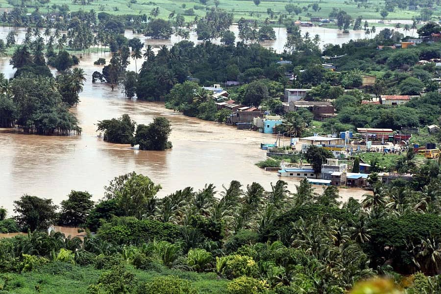 ಗೋಕಾಕ ನಗರ ಮತ್ತು ಹೊರವಲಯದಲ್ಲಿ ಘಟಪ್ರಭೆಯ ಮಹಾಪೂರ ಶನಿವಾರ ಆವರಿಸಿದ್ದ ನೋಟ