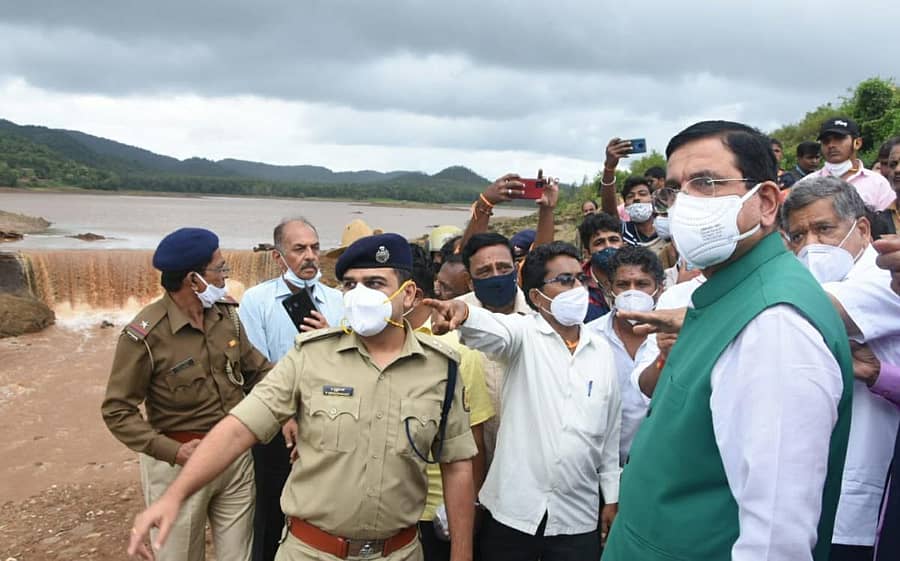 ಅಳ್ನಾವರ ಸಮೀಪದ ಹೂಲಿಕೇರಿ ಗ್ರಾಮದ ಇಂದಿರಮ್ಮನ ಕರೆ ಹಾನಿ ಪ್ರದೇಶಕ್ಕೆ ಶನಿವಾರ ಕೇಂದ್ರ ಸಚಿವ ಪ್ರಲ್ಹಾದ ಜೋಶಿ, ಜಿಲ್ಲಾ ಉಸ್ತುವಾರಿ ಸಚಿವ ಜಗದೀಶ ಶೆಟ್ಟರ್, ಶಾಸಕ ಸಿ.ಎಂ. ನಿಂಬಣ್ಣವರ ಭೇಟಿ ನೀಡಿದರು