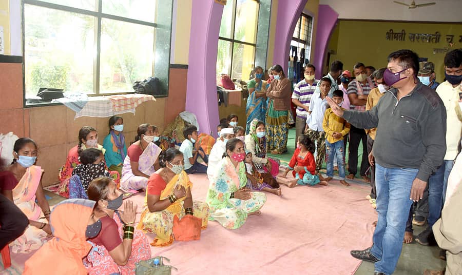 ಬೆಳಗಾವಿಯ ಹಳೆ ಪಿ.ಬಿ. ರಸ್ತೆಯ ಸಾಯಿ ಭವನದಲ್ಲಿ ಮಹಾನಗರಪಾಲಿಕೆಯಿಂದ ತೆರೆದಿರುವ ಕಾಳಜಿ ಕೇಂದ್ರದಲ್ಲಿ ಆಶ್ರಯ ಪಡೆದಿರುವವರನ್ನು ಶಾಸಕ ಅಭಯ ಪಾಟೀಲ ಶನಿವಾರ ಭೇಟಿಯಾದರುಪ್ರಜಾವಾಣಿ ಚಿತ್ರ