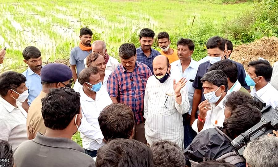 ಶಿಗ್ಗಾವಿ ತಾಲ್ಲೂಕಿನ ಪ್ರವಾಹಪೀಡಿತ ಗ್ರಾಮಗಳಿಗೆ ಭೇಟಿ ನೀಡಿದ ಜಿಲ್ಲಾ ಉಸ್ತುವಾರಿ ಸಚಿವ ಬಸವರಾಜ ಬೊಮ್ಮಾಯಿ ನೆರೆ ಸಂತ್ರಸ್ತರ ಅಹವಾಲು ಆಲಿಸಿದರು