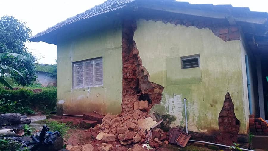 ಹೆತ್ತೂರು ಸಮೀಪದ ಮಾಗೇರಿ ಗ್ರಾಮದ ಹೂವಮ್ಮ ಅವರ ಮನೆ ಗೋಡೆ ಕುಸಿದಿದೆ.