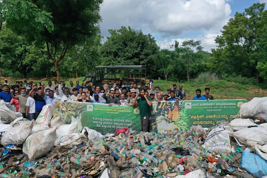 ಮಲೆಮಹದೇಶ್ವರ ವನ್ಯಧಾಮದ ರಸ್ತೆ ಬದಿಯಲ್ಲಿ ಶನಿವಾರ ಸಂಗ್ರಹಿಸಿದ ಕಸದ ರಾಶಿ ಹಾಗೂ ಕಾರ್ಯಕ್ರಮದಲ್ಲಿ ಭಾಗವಹಿಸಿದ್ದ ಸ್ವಯಂ ಸೇವಕರು