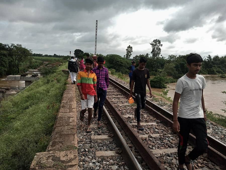 ಬಳ್ಳಾರಿ ನಾಲಾ ಪ್ರವಾಹದಿಂದ ರಸ್ತೆ ಸಂಪರ್ಕ ಕಡಿತಗೊಂಡಿರುವುದರಿಂದ ಅಂಕಲಗಿ ಗ್ರಾಮದವರು ಹಳಿಯ ಮೇಲೆ ನಡೆದು ಹೋಗುತ್ತಿದ್ದಾರೆ
