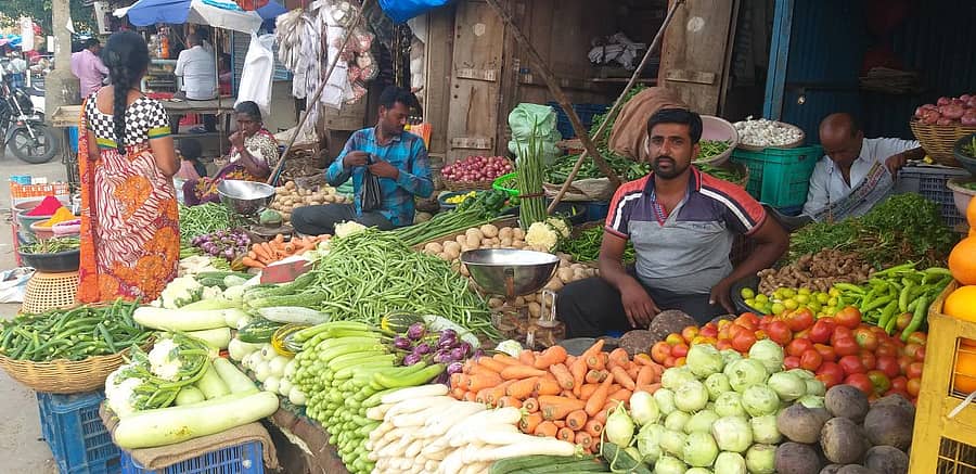 ಗ್ರಾಹಕರಿಗಾಗಿ ಕಾದ ತರಕಾರಿ ವ್ಯಾಪಾರಿ (ಸಂಗ್ರಹ ಚಿತ್ರ)