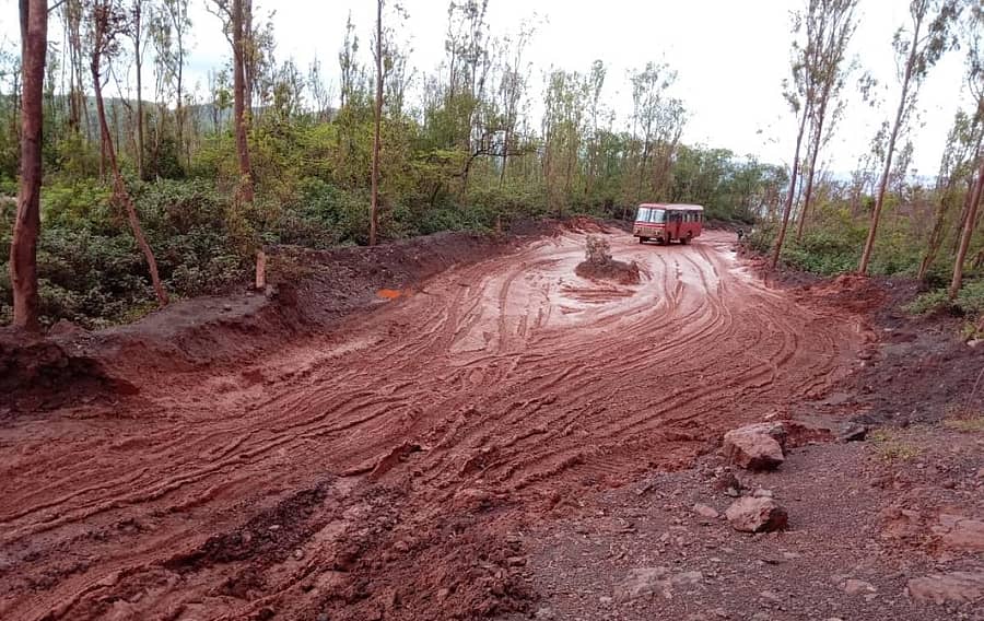 ಅದಿರು ಸಾಗಣೆ ಲಾರಿಗಳ ಓಡಾಟದಿಂದ ಸಂಡೂರು ತಾಲ್ಲೂಕಿನ ರಾಮಗಡ ರಸ್ತೆ ಅಸ್ತಿತ್ವ ಕಳೆದುಕೊಂಡಿದೆ ಚಿತ್ರ: ವಿ.ಎಂ. ನಾಗಭೂಷಣ್
