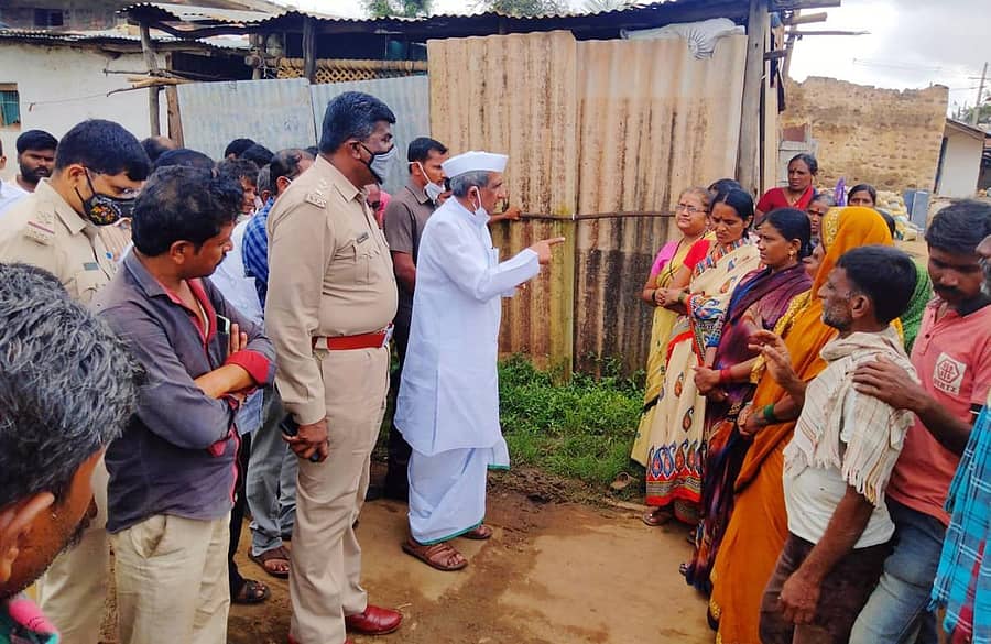 ರಾಮದುರ್ಗ ಪಟ್ಟಣ ಕಿಲಬನೂರಿನ ಮಹಿಳೆಯರೊಂದಿಗೆ ಶಾಸಕ ಮಹಾದೇವಪ್ಪ ಯಾದವಾಡ ಮಾತನಾಡಿದರು