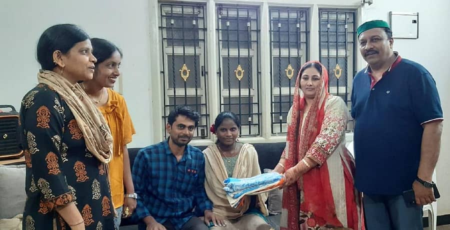 ಪವಿತ್ರಾ ಅವರಿಗೆ ಸೀರೆ ನೀಡಿದ ನಸೀಮಾಬಾನು–ಅನೀಸ್ ಪಾಷ ದಂಪತಿ