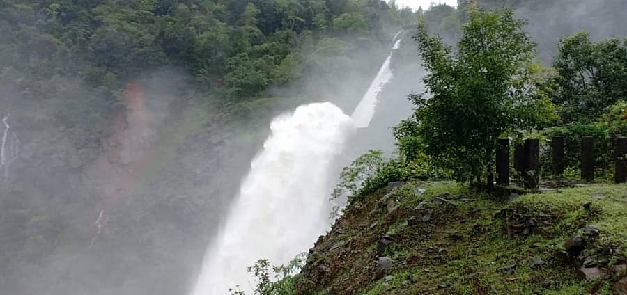 ಚಕ್ರಾ ಜಲಾಶಯದಿಂದ ನೀರು ಹೊರ ಬಿಡುತ್ತಿರುವ ನೋಟ