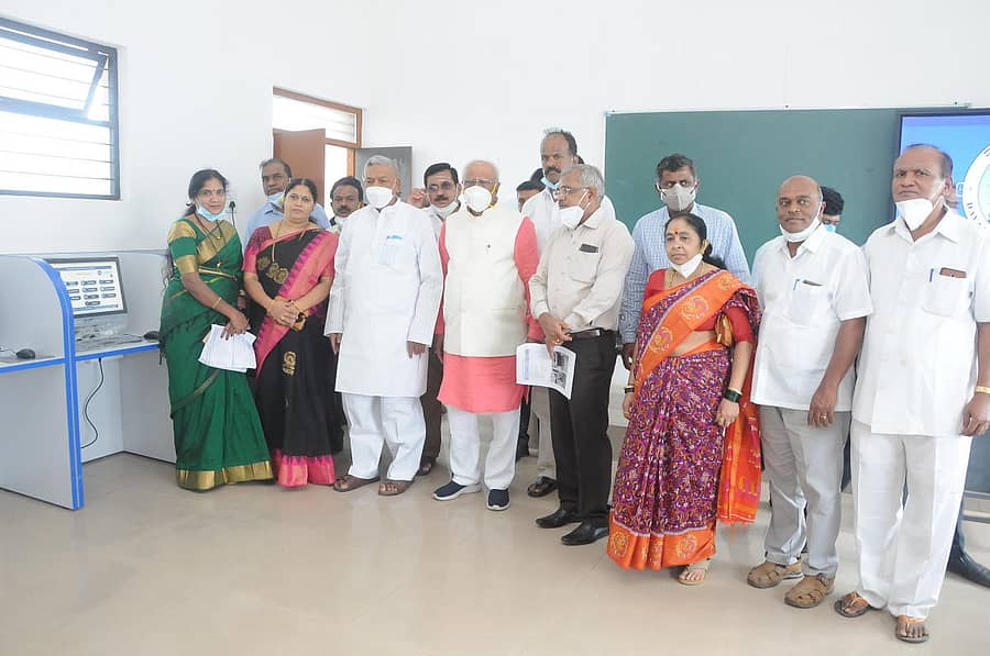 ದಾವಣಗೆರೆಯ ಸರ್ಕಾರಿ ಪ್ರಥಮದರ್ಜೆ ಕಾಲೇಜಿನಲ್ಲಿ ವಿಜ್ಞಾನ ವಿಭಾಗದ ಕಂಪ್ಯೂಟರ್ ಪ್ರಯೋಗಾಲಯಗಳ ಉದ್ಘಾಟನೆ ವೇಳೆ ಸಂಸದ ಜಿ.ಎಂ. ಸಿದ್ದೇಶ್ವರ, ಶಾಸಕ ಎಸ್.ಎ. ರವೀಂದ್ರನಾಥ್, ಕಾಲೇಜಿನ ಪ್ರಾಂಶುಪಾಲರಾದ ಸುನಿತಾ ಕೆ.ಬಿ, ಸ್ಮಾರ್ಟ್ ಸಿಟಿ ಎಂಡಿ ರವೀಂದ್ರ ಮಲ್ಲಾಪುರ ಅವರೂ ಇದ್ದರು.