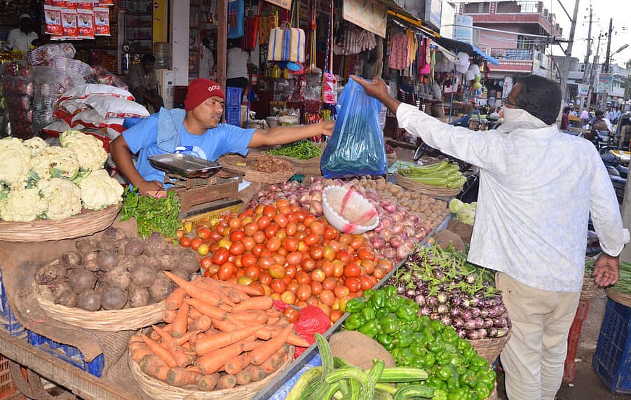 ಯಾದಗಿರಿ ರೈಲ್ವೆ ಸ್ಟೇಷನ್‌ ರಸ್ತೆಯ ತರಕಾರಿ ಮಾರುಕಟ್ಟೆಯಲ್ಲಿ ಖರೀದಿಯಲ್ಲಿ ನಿರತರಾಗಿರುವ ಜನರು