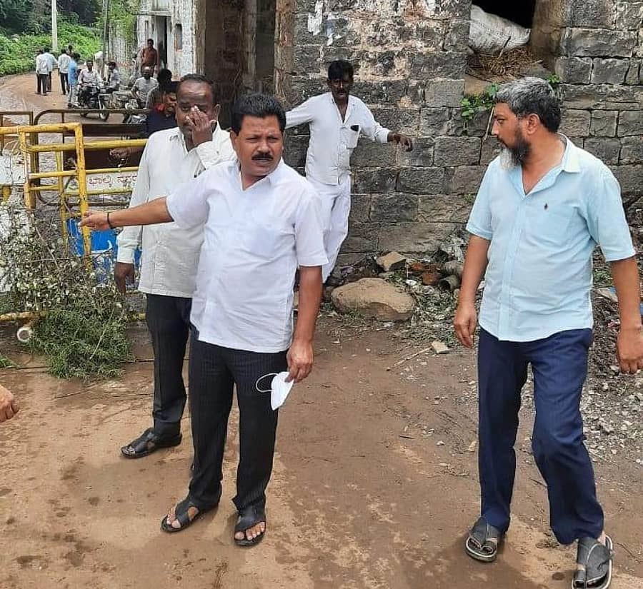 ಭಾಲ್ಕಿಯ ಬೀದರ್ ಬೇಸ್ ಕಮಾನ್ ಕಟ್ಟಡ ಅಪಾಯದ ಸ್ಥಿತಿಯಲ್ಲಿರುವುನ್ನು ಗಮನಿಸಿದ ಪುರಸಭೆ ಅಧ್ಯಕ್ಷ ಬಸವರಾಜ ವಂಕೆ ಅವರು ಎಂಜಿನಿಯರ್ಗಳ ಸಲಹೆ ಮೇರೆಗೆ ಮುಖ್ಯದ್ವಾರಕ್ಕೆ ಬ್ಯಾರಿಕೇಡ್ ಅಳವಡಿಸಿ ಸಂಚಾರ ನಿಷೇಧಿಸಿದ್ದಾರೆ