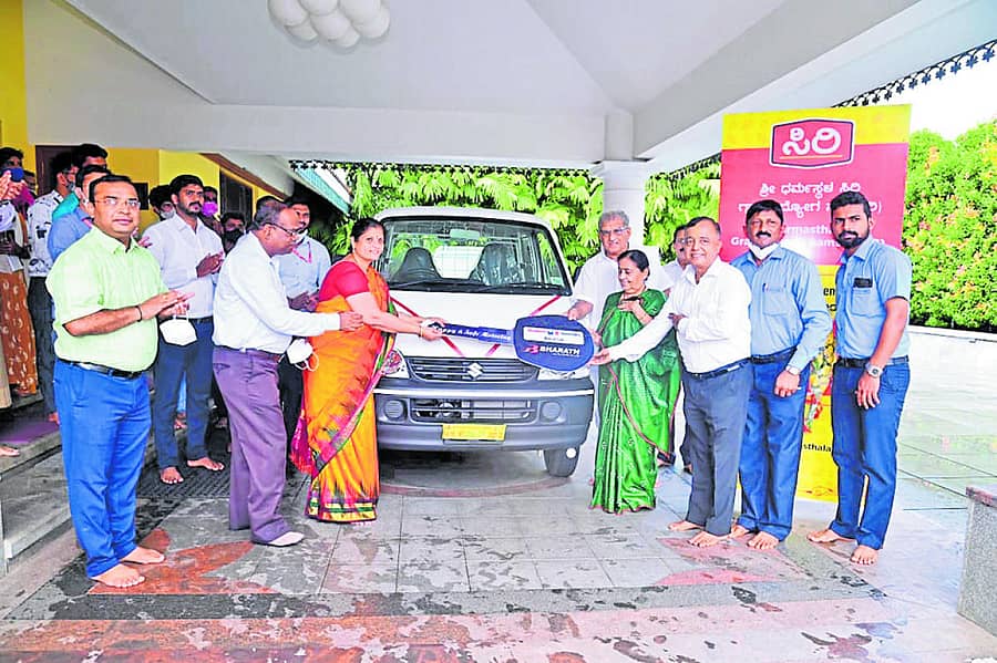ಬ್ಯಾಂಕ್ ಆಫ್ ಬರೋಡ ವತಿಯಿಂದ ಧರ್ಮಸ್ಥಳ ‘ಸಿರಿ’ ಗ್ರಾಮೋದ್ಯೋಗ ಸಂಸ್ಥೆಗೆ ಮಾರುತಿ ಇಕೊ ವಾಹನವನ್ನು ಕೊಡುಗೆಯಾಗಿ ನೀಡಲಾಯಿತು.