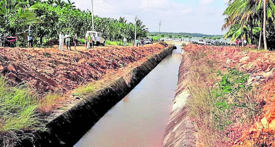 ಮದಲೂರು ಕೆರೆಗೆ ಕಳೆದ ವರ್ಷ ಚಾನಲ್ ಮೂಲಕ ನೀರು ಹರಿದಿತ್ತು