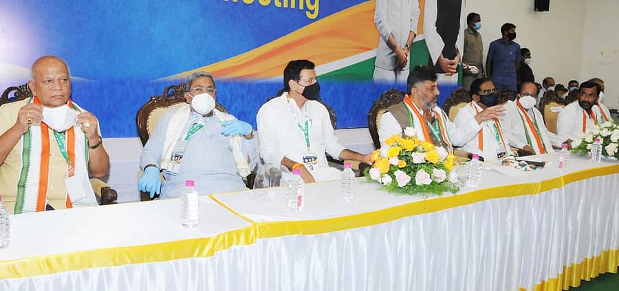 ತುಮಕೂರಿನಲ್ಲಿ ನಡೆದ ಕಾಂಗ್ರೆಸ್ ಸಭೆಯಲ್ಲಿ ಮುಖಂಡರಾದ ಎಸ್.ಆರ್.ಪಾಟೀಲ, ಸಿದ್ದರಾಮಯ್ಯ, ರಣದೀಪ ಸಿಂಗ್ ಸುರ್ಜೇವಾಲ, ಡಿ.ಕೆ.ಶಿವಕುಮಾರ್, ಡಾ.ಜಿ.ಪರಮೇಶ್ವರ ಇತರರು ಉಪಸ್ಥಿತರಿದ್ದರು