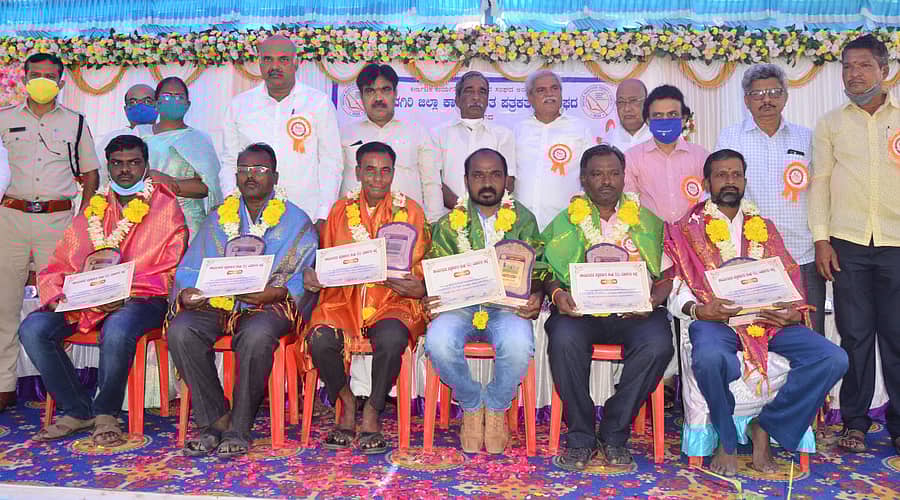 ಯಾದಗಿರಿಯಲ್ಲಿ ಕಾರ್ಯನಿರತ ಪತ್ರಕರ್ತರ ಸಂಘದಿಂದ ಶನಿವಾರ ಹಮ್ಮಿಕೊಂಡ ಪತ್ರಿಕಾ ದಿನಾಚರಣೆಯಲ್ಲಿ ಉತ್ತಮ ಸೇವೆ ಸಲ್ಲಿಸಿದ ಪತ್ರಕರ್ತರಿಗೂ ಸನ್ಮಾನಿಸಲಾಯಿತು