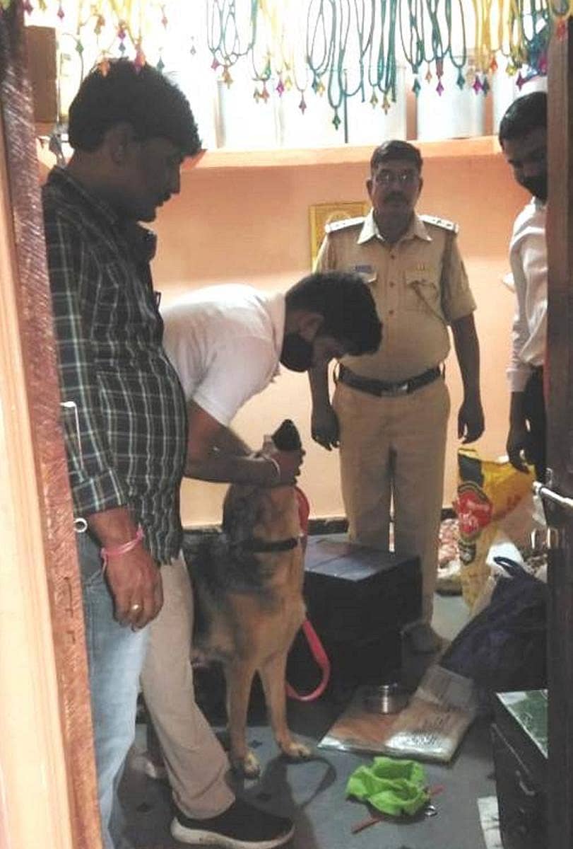 ಕೆಂಭಾವಿ ಸಮೀಪ ಯಾಳಗಿ ಗ್ರಾಮದಲ್ಲಿ ಕಳ್ಳತನ ನಡೆದ ಸ್ಥಳದಲ್ಲಿ ಶ್ವಾನದಳ ಮತ್ತು ಬೆರಳಚ್ಚು ತಜ್ಞರು ತಪಾಸಣೆ ನಡೆಸಿದರು