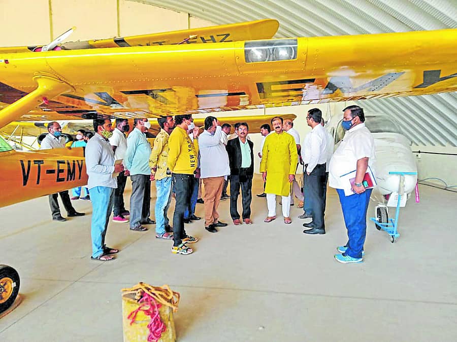 ಯುವ ಸಬಲೀಕರಣ ಮತ್ತು ಕ್ರೀಡಾ ಸಚಿವ ನಾರಾಯಣ ಗೌಡ ಅವರು ಅಧಿಕಾರಿಗಳ ಜೊತೆ ಜಕ್ಕೂರಿನ ಸರ್ಕಾರಿ ವೈಮಾನಿಕ ತರಬೇತಿ ಶಾಲೆಯ ಆವರಣಕ್ಕೆ ಇತ್ತೀಚೆಗೆ ಭೇಟಿ ನೀಡಿ ಪರಿಶೀಲಿಸಿದ್ದರು.