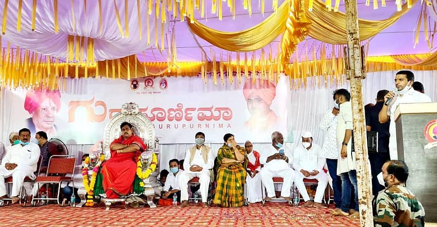 ಜಿಡಗಾ ಮಠದಲ್ಲಿ ನಡೆದ ಗುರುಪೂರ್ಣಿಮೆ ಕಾರ್ಯಕ್ರಮದಲ್ಲಿ ಭೀಮಾಶಂಕರ ಪಾಟೀಲ ಮಾತನಾಡಿದರು. ಡಾ. ಮುರುಘರಾಜೇಂದ್ರ ಸ್ವಾಮೀಜಿ, ಅಶೋಕ ಗುತ್ತೇದಾರ ಇತರರು ಇದ್ದರು