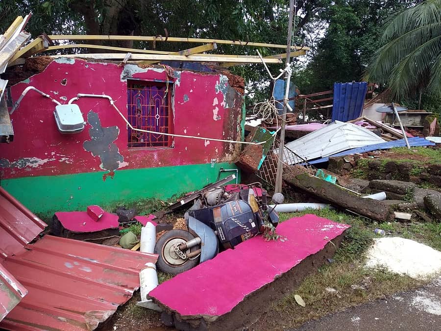 ಕಾರವಾರ ತಾಲ್ಲೂಕಿನ ಕದ್ರಾದಲ್ಲಿ ಕಾಳಿ ನದಿಯ ಪ್ರವಾಹದಿಂದ ಕುಸಿದ ಕಟ್ಟಡ ಅವಶೇಷಗಳಲ್ಲಿ ಸಿಲುಕಿರುವ ಸ್ಕೂಟರ್