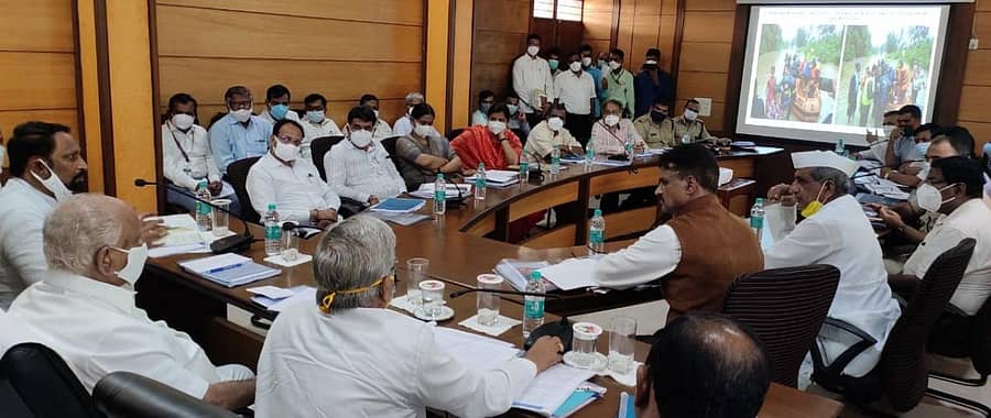 ಮುಖ್ಯಮಂತ್ರಿ ಬಿ.ಎಸ್. ಯಡಿಯೂರಪ್ಪ ಅವರು ಪ್ರವಾಹ ಪರಿಸ್ಥಿತಿ ನಿರ್ವಹಣೆಗೆ ಸಂಬಂಧಿಸಿದಂತೆ ಬೆಳಗಾವಿಯ ಪ್ರವಾಸಿ ಮಂದಿರದಲ್ಲಿ ಜನಪ್ರತಿನಿಧಿಗಳು ಹಾಗೂ ಅಧಿಕಾರಿಗಳ ಸಭೆಯನ್ನು ಭಾನುವಾರ ನಡೆಸಿದರುಪ್ರಜಾವಾಣಿ ಚಿತ್ರ