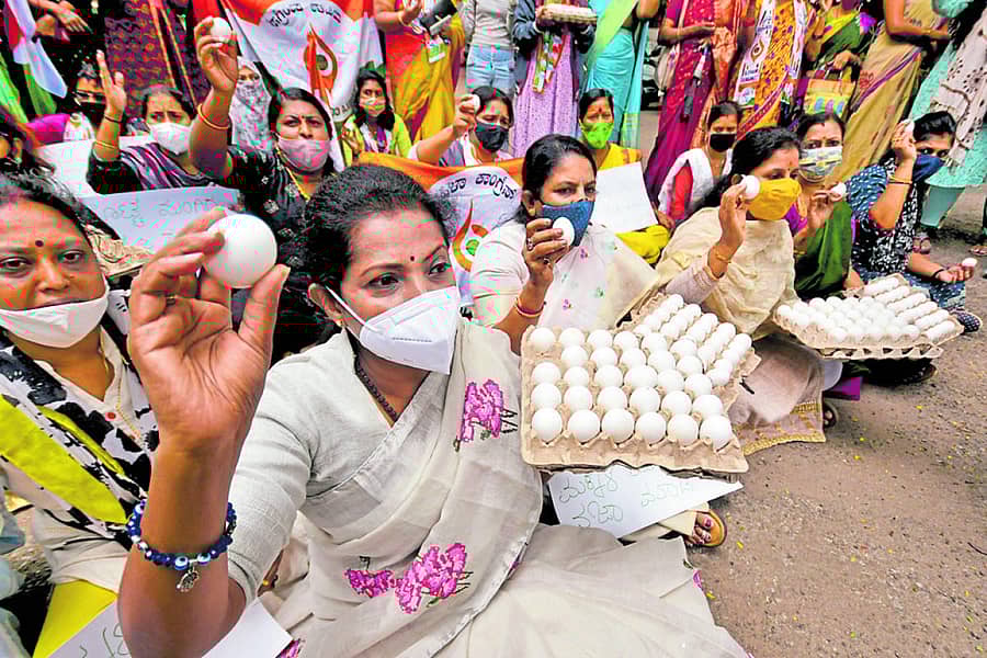 ರೇಸ್ ಕೋರ್ಸ್ ರಸ್ತೆಯ ಕಾಂಗ್ರೆಸ್ ಭವನದ ಬಳಿ ಕಾರ್ಯಕರ್ತರು ಮೊಟ್ಟೆ ಪ್ರದರ್ಶಿಸಿ ಪ್ರತಿಭಟನೆ ನಡೆಸಿದರು