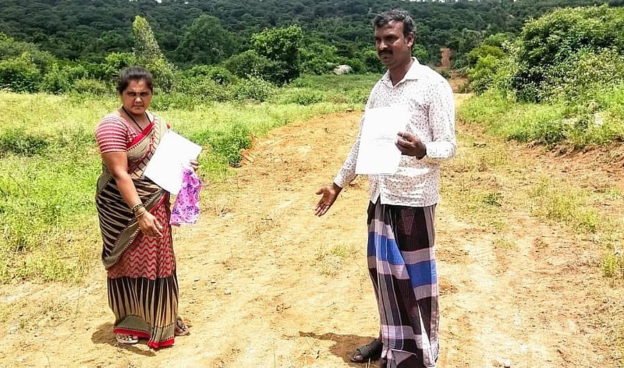 ಬಂಗಾರಪೇಟೆ ತಾಲ್ಲೂಕಿನ ಫಲಮಡಗು ವ್ಯಾಪ್ತಿಯ ತಮ್ಮ ಜಮೀನಿನಲ್ಲಿ ಸೋಲಾರ್ ಬೇಲಿ ಅಳವಡಿಕೆಗೆ ಅರಣ್ಯ ಇಲಾಖೆಯು ನೆಲ ಸಮತಟ್ಟು ಮಾಡಿರುವುದನ್ನು ಮುರುಗೇಶ್ ದಂಪತಿ ತೋರಿಸುತ್ತಿರುವುದು