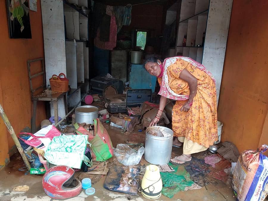 ಕಾರವಾರ ತಾಲ್ಲೂಕಿನ ಕದ್ರಾದಲ್ಲಿ ಕಾಳಿ ನದಿಯ ಪ್ರವಾಹದಿಂದ ಮುಳುಗಡೆಯಾಗಿದ್ದ ತಮ್ಮ ಮನೆಯ ಸಾಮಗ್ರಿಗಳನ್ನು ಗ್ರೇಸಿ ಮುತ್ತುಸ್ವಾಮಿ ಭಾನುವಾರ ಆರಿಸಿಕೊಂಡರು