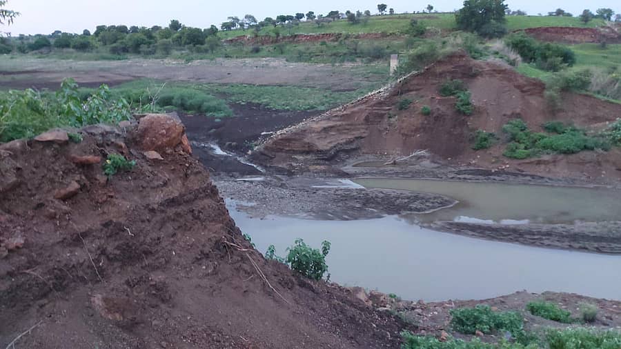 ಆಳಂದ ತಾಲ್ಲೂಕಿನ ಮಟಕಿ ಕೆರೆ ಕಳೆದ ವರ್ಷ ಅತಿವೃಷ್ಟಿಗೆ ಒಡೆದು ದುರಸ್ತಿ ಕಾಣದ ಪರಿಣಾಮ ಈ ವರ್ಷದ ಮಳೆ ನೀರು ಪೋಲಾಗುತ್ತಿರುವುದು
