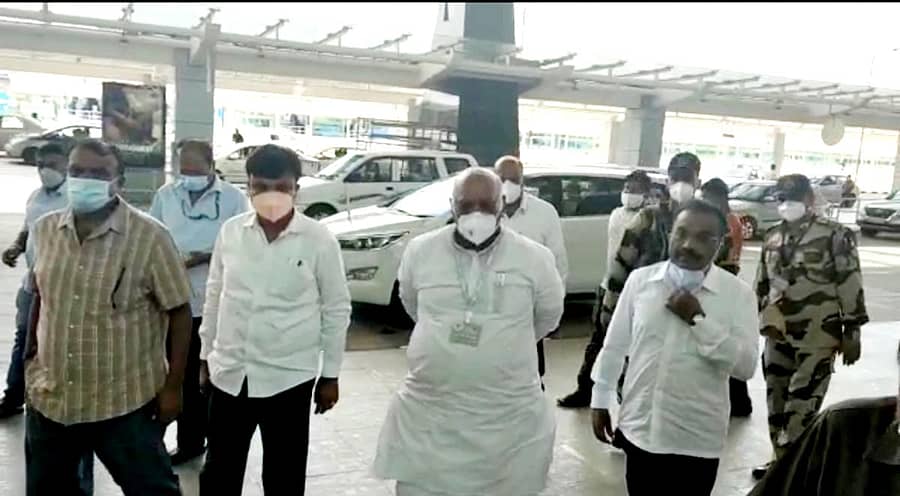 ದೇವನಹಳ್ಳಿ ಕೆಂಪೇಗೌಡ ಅಂತರರಾಷ್ಟ್ರೀಯ ವಿಮಾನ ನಿಲ್ದಾಣಕ್ಕೆ ಬಂದ ರಾಜ್ಯಸಭಾ ಸದಸ್ಯ ಮಲ್ಲಿಕಾರ್ಜುನ ಖರ್ಗೆ