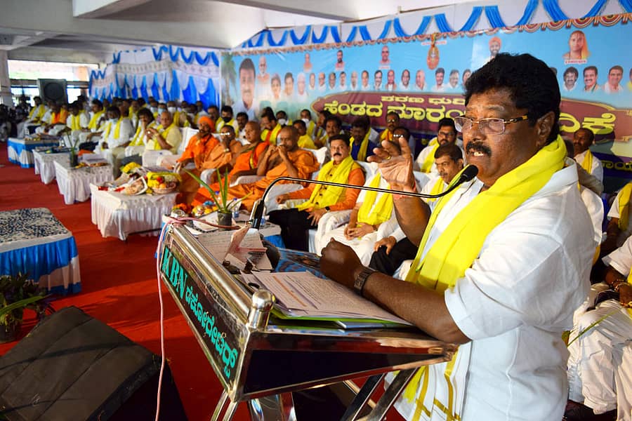 ಭಾನುವಾರ ನಡೆದ ಆರ್ಯ ಈಡಿಗ ಸಮಾಜದ ಚಿಂತನ-ಮಂಥನ ಸಮಾವೇಶದಲ್ಲಿ ಬಿಜೆಪಿ ರಾಜ್ಯ ಘಟಕದ ಉಪಾಧ್ಯಕ್ಷ ಮಾಲೀಕಯ್ಯ ಗುತ್ತೇದಾರ ಮಾತನಾಡಿದರು.