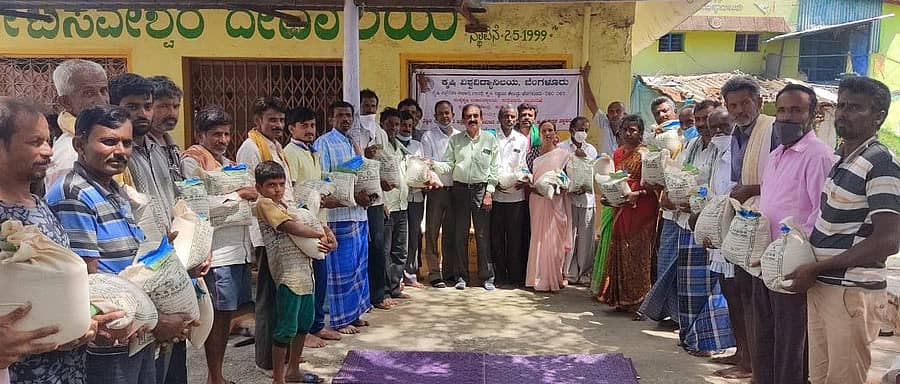 ಕೋಲಾರ ತಾಲ್ಲೂಕಿನ ದಿನ್ನಹಳ್ಳಿಯಲ್ಲಿ ಭಾನುವಾರ ಕೃಷಿ ವಿಶ್ವವಿದ್ಯಾಲಯ, ಕೃಷಿ ವಿಜ್ಞಾನ ಕೇಂದ್ರ, ರೇಷ್ಮೆ ಮತ್ತು ಕೃಷಿ ವಿಜ್ಞಾನ ಕೇಂದ್ರದ ಸಹಯೋಗದಡಿ ಹಮ್ಮಿಕೊಂಡಿದ್ದ ರೈತ ತರಬೇತಿ ಕಾರ್ಯಕ್ರಮದಲ್ಲಿ ಬೆಂಗಳೂರು ಕೃಷಿ ವಿಶ್ವವಿದ್ಯಾಲಯದ ಪ್ರಾಧ್ಯಾಪಕ ಶಿವಲಿಂಗಯ್ಯ ಅವರು ರೈತರಿಗೆ ಬಿತ್ತನೆ ರಾಗಿ ವಿತರಿಸಿದರು