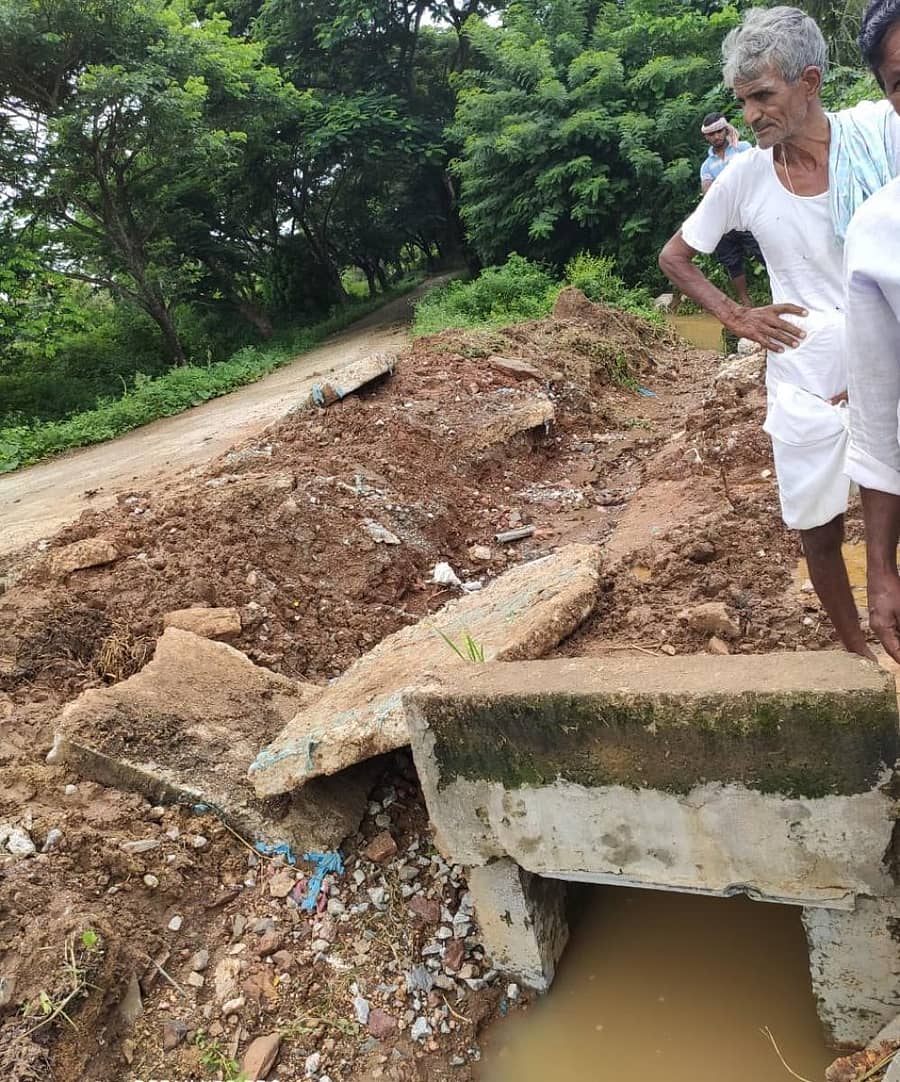 ಶಿರಾಳಕೊಪ್ಪ ಹತ್ತಿರದ ಮಾಯತಮ್ಮನ ಮುಚುಡಿ ಗ್ರಾಮದಲ್ಲಿ ಪರಿಶೀಷ್ಟ ಸಮುದಾಯ ಹಾಗೂ ಮೆಲ್ವರ್ಗದ ಮಧ್ಯ ಸಂಘರ್ಷಕ್ಕೆ ಕಾರಣವಾಗಿರುವ ಕಾಲುವೆ