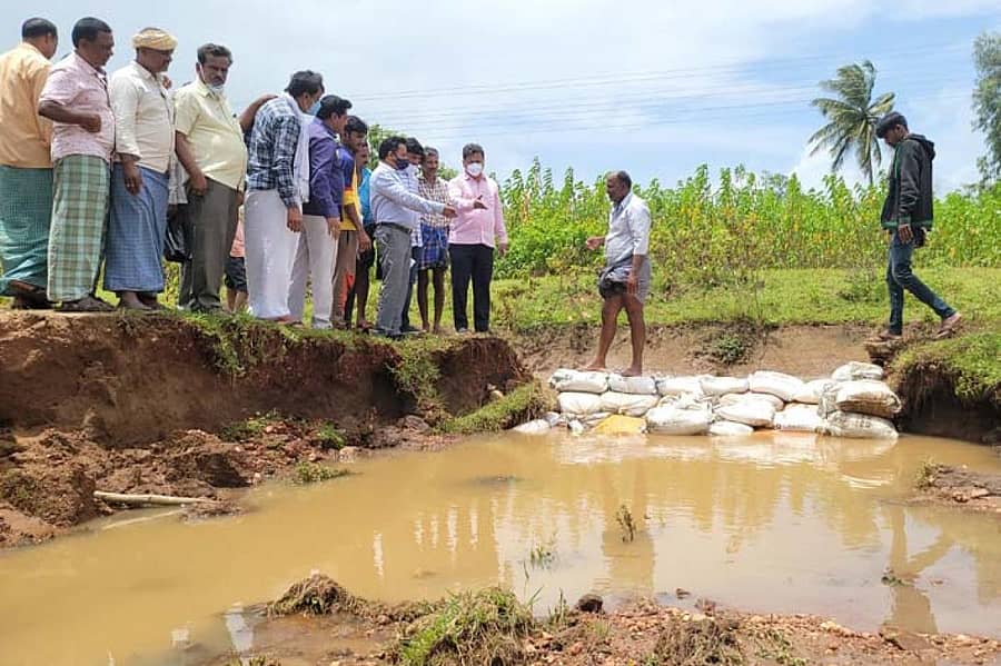 ನ್ಯಾಮತಿ ತಾಲ್ಲೂಕಿನ ವಿವಿಧ ಗ್ರಾಮಗಳಿಗೆ ಭೇಟಿ ನೀಡಿದ ಶಾಸಕ ಎಂ.ಪಿ. ರೇಣುಕಾಚಾರ್ಯಅವರು ಬೆಳೆಗಳು ಹಾನಿಯಾಗಿರುವುದನ್ನು ವೀಕ್ಷಿಸಿದರು.