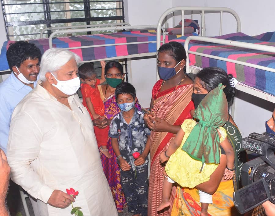 ಗದಗ ಶಾಸಕ ಎಚ್.ಕೆ.ಪಾಟೀಲ ತೀವ್ರ ಅಪೌಷ್ಟಿಕ ಮಕ್ಕಳ ಸುಧಾರಣಾ ಶಿಬಿರಕ್ಕೆ ಭೇಟಿ ನೀಡಿ, ಮಕ್ಕಳ ಆರೋಗ್ಯ ವಿಚಾರಿಸಿದರು