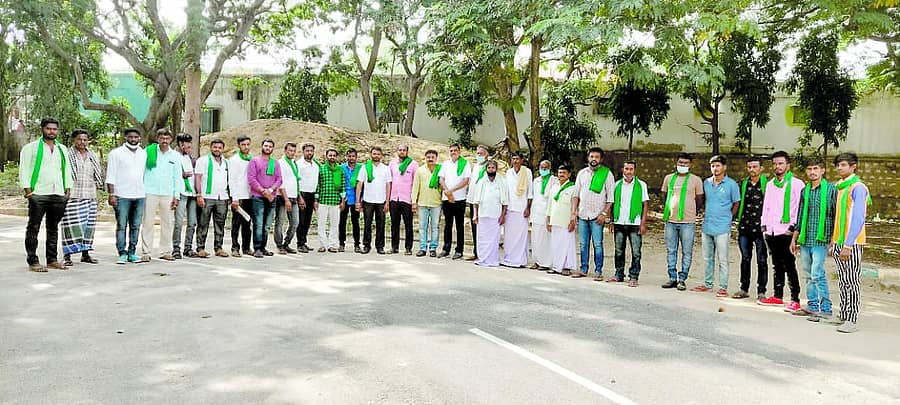 ಮುಳಬಾಗಿಲು ಪ್ರವಾಸಿ ಮಂದಿರದಲ್ಲಿ ಭಾನುವಾರ ನಡೆದ ರೈತ ಸಂಘದ ಸಭೆಯಲ್ಲಿ ಮುಖಂಡರು ಪಾಲ್ಗೊಂಡಿದ್ದರು