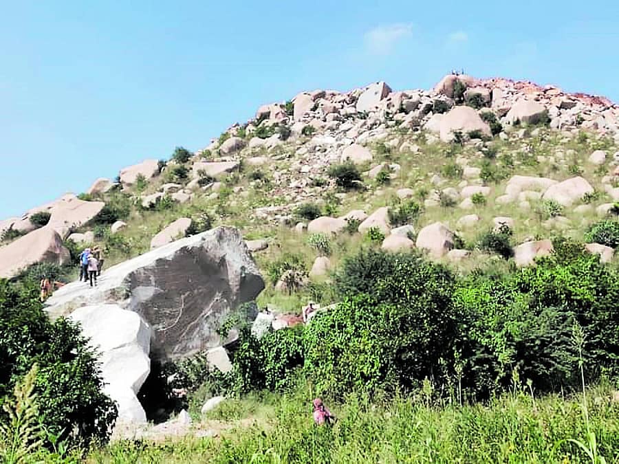 ಬಾಗೇಪಲ್ಲಿ ತಾಲ್ಲೂಕಿನ ಮಾಡಪ್ಪಲ್ಲಿ ಗ್ರಾಮದ ಬಳಿಯ ಗಣಿಗಾರಿಕೆಯಿಂದ ರೈತರ ಹೊಲ, ಗದ್ದೆಗಳಿಗೆ ಕಲ್ಲುಗಳು ಉರುಳಿ ಬರುತ್ತಿವೆ