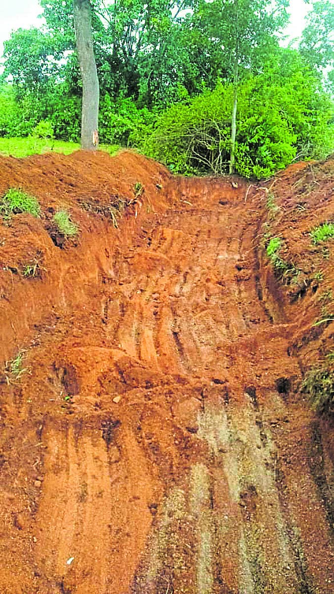 ಬಾಗೇಪಲ್ಲಿ ತಾಲ್ಲೂಕಿನ ಯರಯ್ಯಗಾರಿಪಲ್ಲಿ ಗ್ರಾಮದಲ್ಲಿ ನರೇಗಾ ಯೋಜನೆ ಕೆಲಸವನ್ನು ಜೆಸಿಬಿ ಯಂತ್ರಗಳಿಂದ ಮಾಡಿರುವುದು