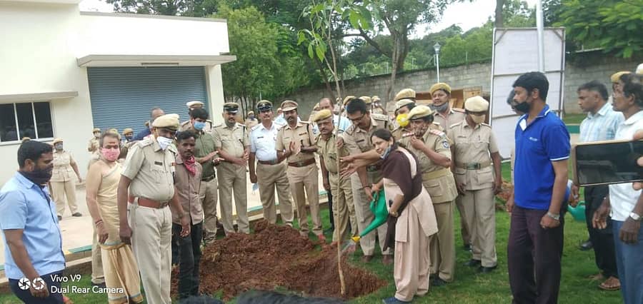 ಬಿಇಎಲ್ ಆವರಣದಲ್ಲಿ ಸಸಿಗಳನ್ನು ನೆಡುವ ಮೂಲಕ ವನಮಹೋತ್ಸವಕ್ಕೆ ಹೇಮಾ ಆರ್.ರಾವ್ ಮತ್ತು ಗೋಪಾಲಕೃಷ್ಣ ಬಿ.ಗೌಡರ್ ಚಾಲನೆ ನೀಡಿದರು. ಬಿಇಎಲ್ ಉಪಪ್ರಧಾನ ವ್ಯವಸ್ಥಾಪಕ ಎಂ.ಗುರುರಾಜ್, ಸಂರಕ್ಷಣಾಧಿಕಾರಿ ಜೀತೇಂದ್ರ ಸಿಂಗ್, ಡಾ.ಶಂಕರಪ್ಪ ಕೆ.ಜೆ. ಮತ್ತು ಇತರರು ಇದ್ದರು