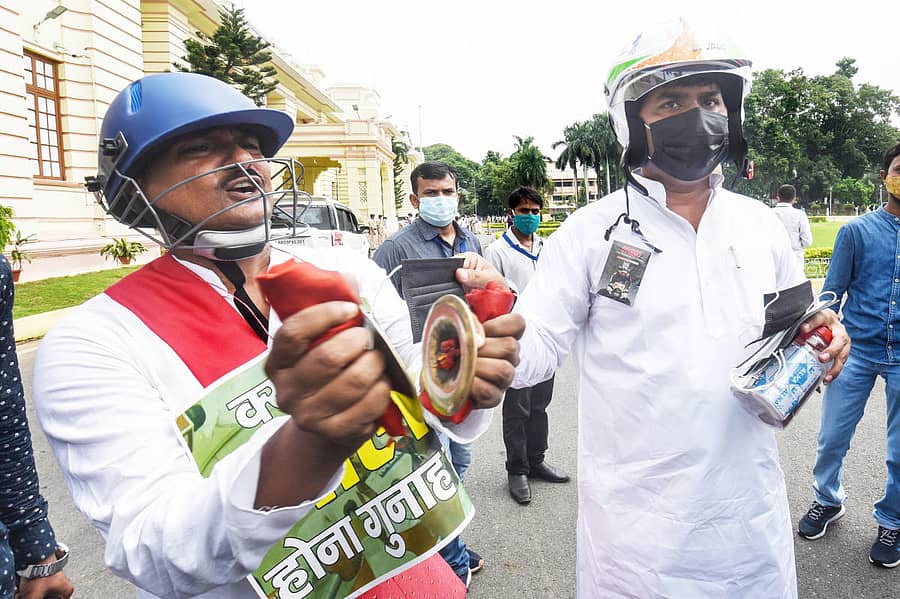 ಬಿಹಾರದಲ್ಲಿ ಮುಂಗಾರು ಅಧಿವೇಶನಕ್ಕೆ ಹೆಲ್ಮೆಟ್, ಕಪ್ಪು ಮಾಸ್ಕ್ ಧರಿಸಿ ಆಗಮಿಸಿದ ಆರ್ಜೆಡಿ ಶಾಸಕರು –ಪಿಟಿಐ ಚಿತ್ರ