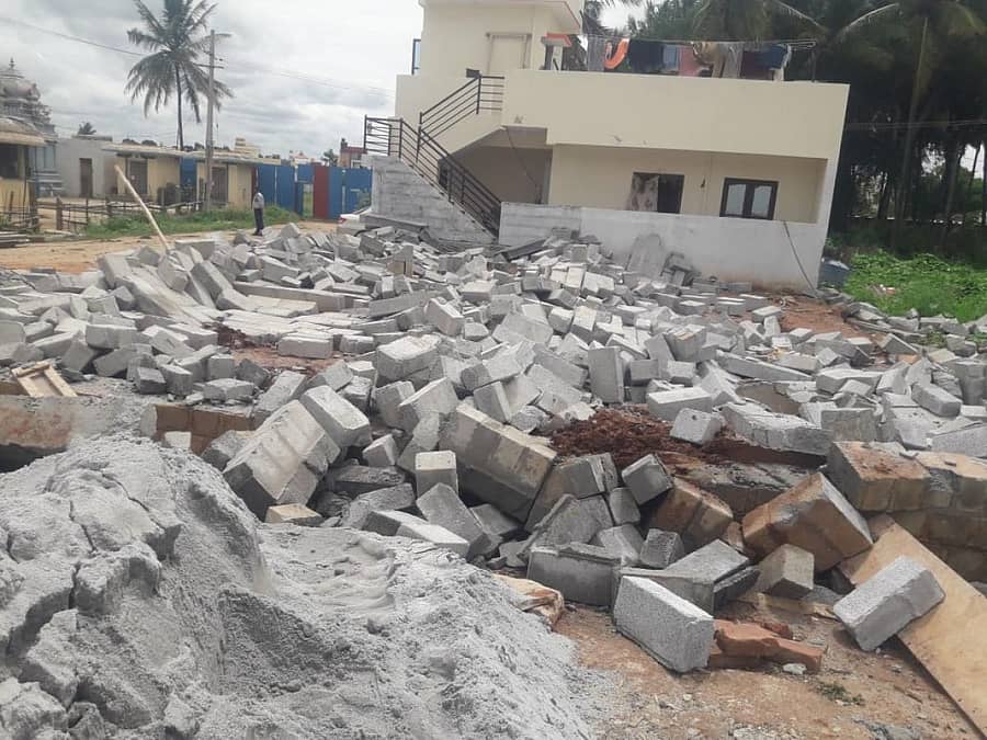 ಸೋಮಶೆಟ್ಟಿಹಳ್ಳಿಯಲ್ಲಿ ಡಾ.ಕೆ.ಶಿವರಾಮಕಾರಂತ ಬಡಾವಣೆಗೆ ಭೂಸ್ವಾಧೀನ ಕೈಗೊಳ್ಳುತ್ತಿರುವ ಜಾಗದಲ್ಲಿ ನಿರ್ಮಾಣವಾಗಿದ್ದ ಕಟ್ಟಡವನ್ನು ಬಿಡಿಎ ಸೋಮವಾರ ತೆರವುಗೊಳಿಸಿತು