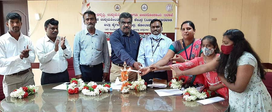 ಕೋಲಾರದಲ್ಲಿ ಸೋಮವಾರ ನಡೆದ ಉದ್ಯಮಶೀಲತಾ ತಿಳಿವಳಿಕೆ ಶಿಬಿರವನ್ನು ಕೈಗಾರಿಕೆ ಮತ್ತು ವಾಣಿಜ್ಯ ಇಲಾಖೆ ಉಪ ನಿರ್ದೇಶಕ ಎನ್.ರವಿಚಂದ್ರ ಉದ್ಘಾಟಿಸಿದರು