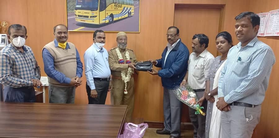 ಬಸ್ನಲ್ಲಿ ಮರೆತು ಹೋಗಿದ್ದ ಹಣ ಹಾಗೂ ಮಹತ್ವದ ದಾಖಲೆಗಳಿದ್ದ ಬ್ಯಾಗನ್ನು ಹುಬ್ಬಳ್ಳಿ ಗ್ರಾಮಾಂತರ ವಿಭಾಗದ 1ನೇ ಘಟಕದ ಚಾಲಕ ಎಚ್.ಎ. ಹುಬ್ಬಳ್ಳಿ ಮತ್ತು ನಿರ್ವಾಹಕ ಎ.ಐ. ಕರಿಗಾರ ಅವರು ವಾರಸುದಾರ ನೀಲಕಂಠ ಹೊಸಮನಿ ಅವರಿಗೆ ಹಿಂದಿರುಗಿಸಿದರು. ವಿಭಾಗದ ಹಿರಿಯ ಅಧಿಕಾರಿಗಳು ಇದ್ದಾರೆ