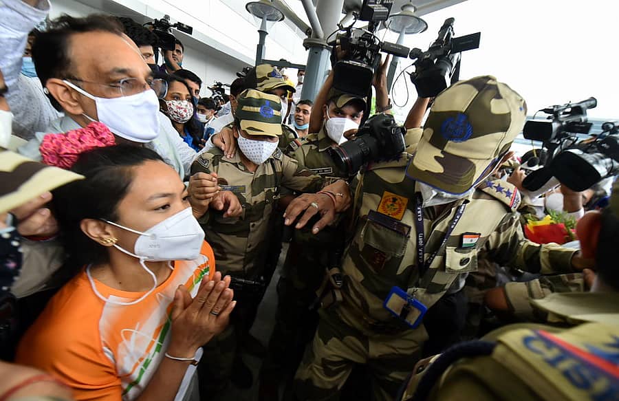 ನವದೆಹಲಿಗೆ ಸೋಮವಾರ ಬಂದಿಳಿದ ವೇಟ್‌ಲಿಫ್ಟರ್‌ ಮೀರಾಬಾಯಿ ಚಾನು –ಪಿಟಿಐ ಚಿತ್ರ