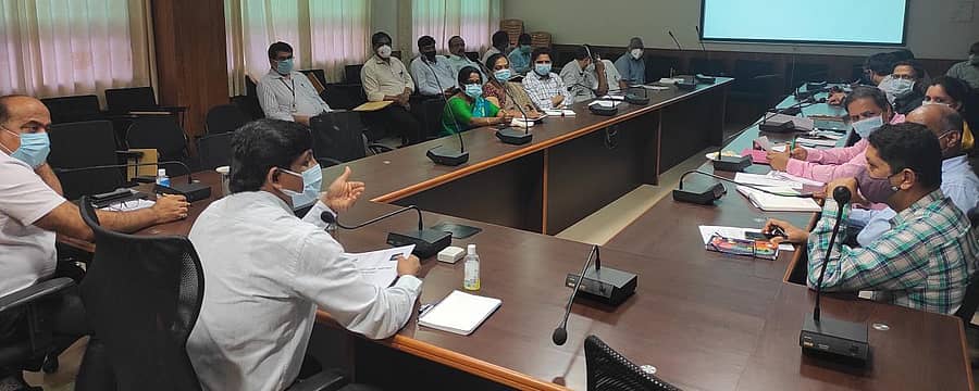 ಜಿಲ್ಲಾಧಿಕಾರಿ ಕಚೇರಿ ಸಭಾಂಗಣದಲ್ಲಿ ಸೋಮವಾರ ಖಾಸಗಿ ವೈದ್ಯಕೀಯ ಸಂಸ್ಥೆಗಳ ನೋಂದಣಿ ಪ್ರಾಧಿಕಾರದ ಸಭೆ ನಡೆಯಿತು.