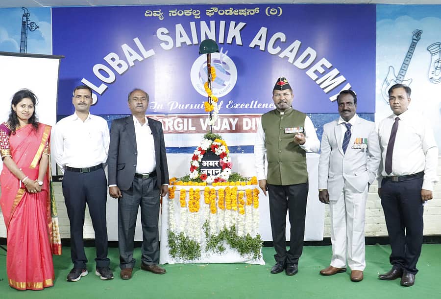 ಬೀದರ್ನ ಗ್ಲೋಬಲ್ ಸೈನಿಕ ಅಕಾಡೆಮಿಯಲ್ಲಿ ಆಯೋಜಿಸಿದ್ದ ಕಾರ್ಗಿಲ್ ವಿಜಯೋತ್ಸವ ಕಾರ್ಯಕ್ರಮದಲ್ಲಿ ಕರ್ನಲ್ ಶರಣಪ್ಪ ಸಿಕೇನಕುರೆ, ರಘುಕೃಷ್ಣಮೂರ್ತಿ, ನಿತೇಶ್ ಬಿರಾದಾರ, ಅನಿಲರಾವ್ ಬಿರಾದಾರ, ಅಮೃತರಾವ್, ಪೃಥ್ವಿರಾಜ್ ಪಾಲ್ಗೊಂಡಿದ್ದರು