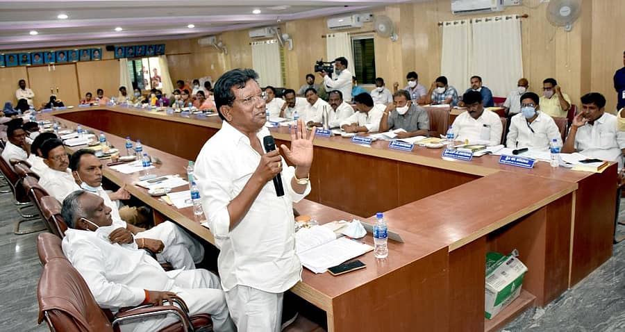 ರಾಯಚೂರು ನಗರಸಭೆ ಸಭಾಂಗಣದಲ್ಲಿ ನಗರಸಭೆ ಅಧ್ಯಕ್ಷ ಈ.ವಿನಯಕುಮಾರ ಅಧ್ಯಕ್ಷತೆಯಲ್ಲಿ ಸೋಮವಾರ ನಡೆದ ಸಾಮಾನ್ಯ ಮಹಾಸಭೆಯಲ್ಲಿ ಸದಸ್ಯ ಜಯಣ್ಣ ಮಾತನಾಡಿದರು